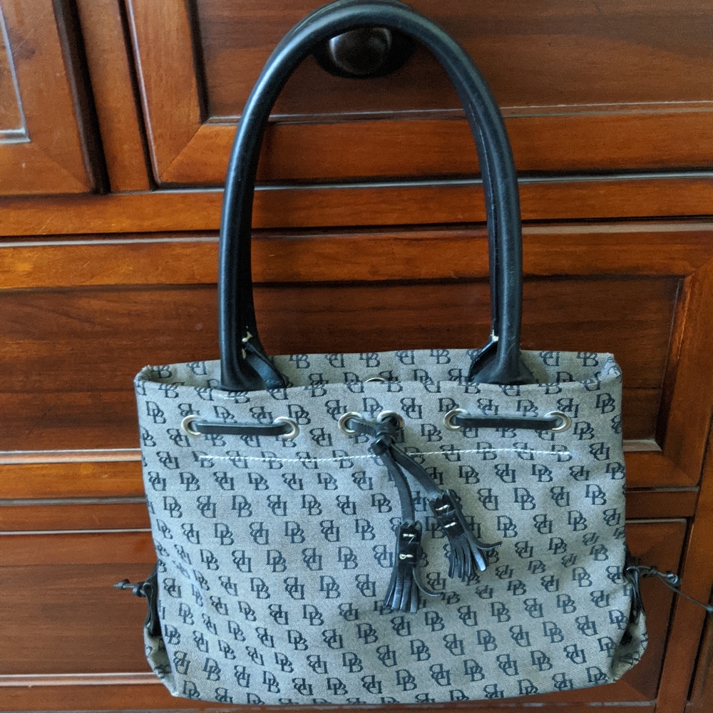 Dooney & Bourke logo bag